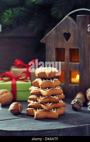 Tanne aus Ingwer Kekse mit Laterne und Geschenk-Boxen auf einem hölzernen Hintergrund Stockfoto