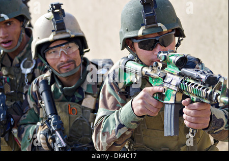 Afghan National Army Special Forces-Kommandos mit der 6. spezielle Operationen Kandak Praxis clearing ein Zimmer beim Training Übung 26. November 2013 in Kabul, Afghanistan. Stockfoto