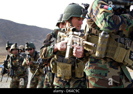 Afghan National Army Special Forces-Kommandos mit der 6. spezielle Operationen Kandak Praxis clearing ein Zimmer beim Training Übung 26. November 2013 in Kabul, Afghanistan. Stockfoto