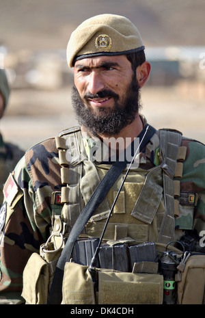 Ein Afghan National Army Special Forces-Kommando mit der 6. spezielle Operationen Kandak beim Training Übung 26. November 2013 in Kabul, Afghanistan. Stockfoto