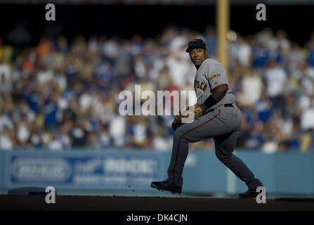 31. März 2011 - Los Angeles, Kalifornien, USA - Riesen Shortstop Uhren einen Ball im Outfield geworfen ihn in die Unterseite des 2. Inning in der Donnerstagabend, Opening Day Baseball-Spiel zwischen den San Francisco Giants und den Los Angeles Dodgers im Dodger Stadium in Los Angeles, Kalifornien 31. März 2011 überspringen (Credit-Bild: © Sacramento Bee/ZUMAPRESS.com) Stockfoto