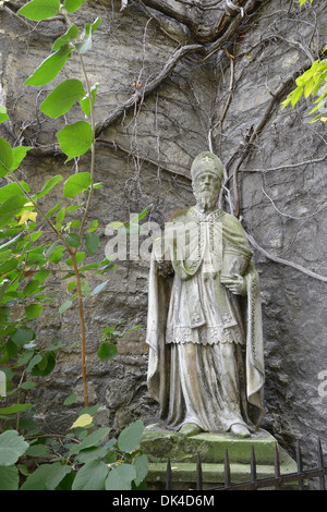 Statue von St. Ruprecht außerhalb St. Ruprecht Kirche in Wien, Österreich, Europa Stockfoto