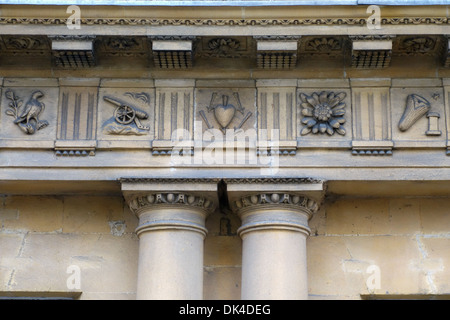 Nahaufnahme eines Steinfrieses in einem georgianischen Stadthaus im Circus, City of Bath, England. Ein UNESCO-Weltkulturerbe. Somerset, England, Großbritannien Stockfoto