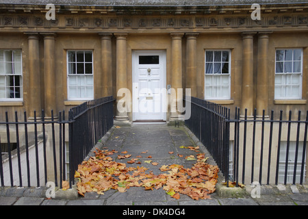 Weiße Eingangstür und Fenster eines georgianischen Stadthauses im Circus, City of Bath, England. Ein UNESCO-Weltkulturerbe. Somerset, England, Großbritannien Stockfoto