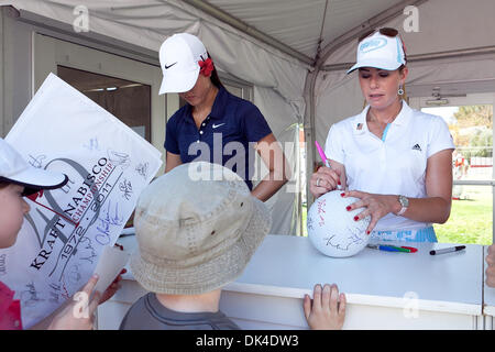 1. April 2011 - Rancho Mirage, Kalifornien, USA - LPGA Tour-Spieler, Paula Creamer (rechts) und Michelle Wie (blaues Hemd) sowohl der Vereinigten Staaten Autogramme nach dem Spiel der zweiten Runde der Kraft Nabisco Championship statt im Mission Hills Country Club in Rancho Mirage, Kalifornien. (Kredit-Bild: © Gerry Maceda/Southcreek Global/ZUMAPRESS.com) Stockfoto