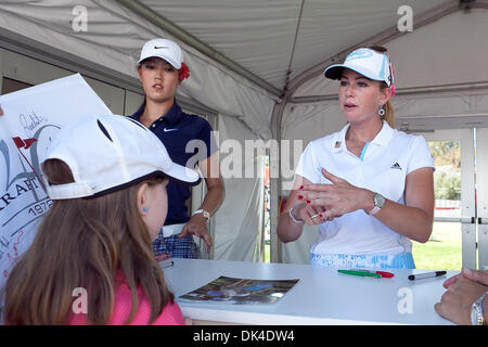 1. April 2011 - Rancho Mirage, Kalifornien, USA - LPGA Tour-Spieler, Paula Creamer (rechts) und Michelle Wie (blaues Hemd) sowohl der Vereinigten Staaten Autogramme nach dem Spiel der zweiten Runde der Kraft Nabisco Championship statt im Mission Hills Country Club in Rancho Mirage, Kalifornien. (Kredit-Bild: © Gerry Maceda/Southcreek Global/ZUMAPRESS.com) Stockfoto