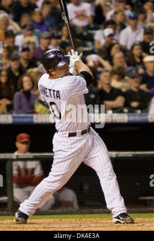 2. April 2011 - trifft Denver, Colorado, USA - MLB Baseball - Colorado Rockies Catcher CHRIS IANNETTA bei einem 3: 1-Sieg über den Arizona Diamondbacks im Coors Field. (Kredit-Bild: © Don Senia Murray/ZUMAPRESS.com) Stockfoto