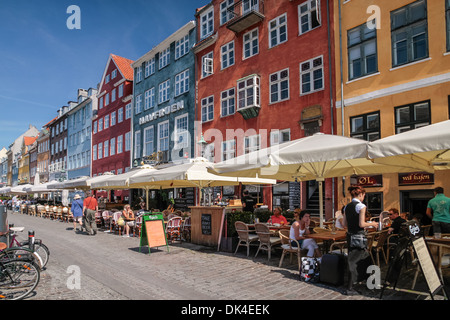 Straßencafés in Nyhavn in Kopenhagen, Dänemark Stockfoto