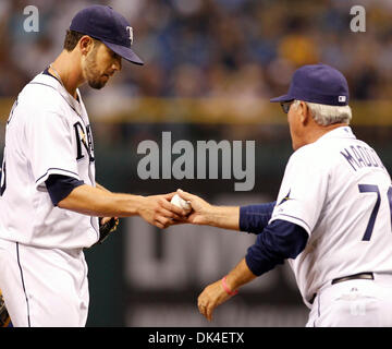 2. April 2011 - St. Petersburg, FL, USA - JAMES BORCHUCK |   Times.SP 335877 BORC rays (02.04.11) (St. Petersburg, FL) James Shields ist gezogen in der achten von Joe Maddon während der Strahlen-Spiel gegen die Baltimore Orioles im Tropicana Field Samstag, 2. April 2011.   [JAMES BORCHUCK Mal] (Kredit-Bild: © St. Petersburg Times/ZUMAPRESS.com) Stockfoto