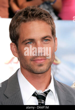 Datei - PAUL WALKER, vielleicht am besten bekannt für seine Rollen in den Filmen "Fast and Furious" Schauspieler starb bei einem feurigen Wagen. Er war 40 Jahre alt. Los Angeles County Sheriff fand ein Auto in Flammen verschlungen, wenn sie auf einen Bericht von einer Kollision in der Gemeinschaft von Valencia zwei, die Menschen, die im Auto gefunden wurden ausgesprochen wurden, tot am Tatort, Walker reagiert, dass ein Passagier im Auto eines Freundes, der Unfall ereignete sich aufgrund der Geschwindigkeit. Im Bild: 4. Juni 2005 statt - Los Angeles, Kalifornien, US - Schauspieler PAUL WALKER bei den MTV Movie Awards 2005 im Shrine Auditorium. (Bild Kredit: Lisa O Stockfoto