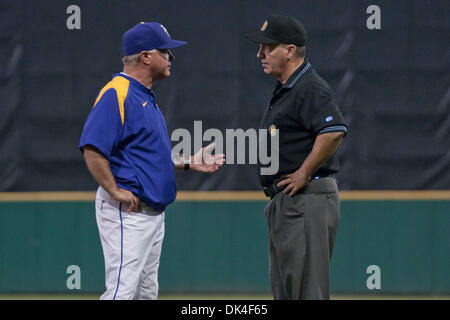 2. April 2011 argumentiert - Baton Rouge, Louisiana, Vereinigte Staaten von Amerika - LSU Head Coach Paul Mainieri (links) mit First Base Umpire Larry Short (rechts) über einen fragwürdigen Anruf am ersten Base. Der Ole Miss besiegte LSU 16-3. (Kredit-Bild: © Joseph Bellamy/Southcreek Global/ZUMAPRESS.com) Stockfoto