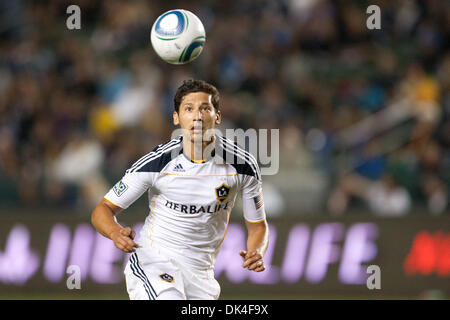 2. April 2011 - Carson, Kalifornien, USA - Los Angeles Galaxy Defender OMAR GONZALEZ #4 in Aktion während der Major League Soccer Spiel zwischen Philadelphia Union und die Los Angeles Galaxy im Home Depot Center. Galaxy führt die Union bei der Hälfte mit einer Punktzahl von 1-0. (Kredit-Bild: © Brandon Parry/Southcreek Global/ZUMAPRESS.com) Stockfoto