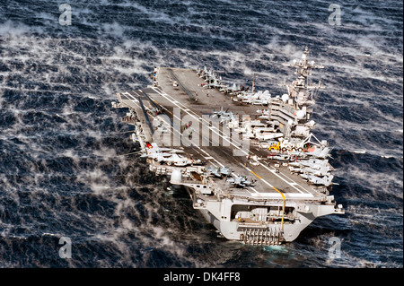 US Navy nuclear powered Flugzeugträger USS George H.W. Bush dampft durch stürmische See während Übungen 24. November 2013 in den Atlantischen Ozean. Stockfoto