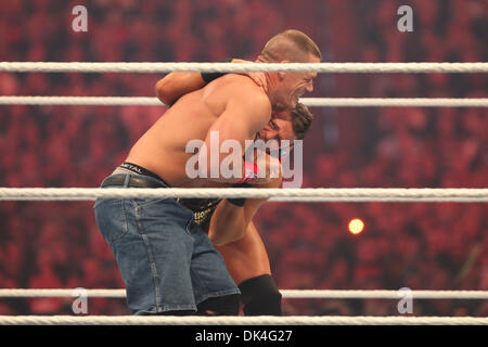 3. April 2011 - Atlanta, Georgia, USA - JOHN CENA gilt für Champion, THE MIZ den Schwitzkasten.  (Kredit-Bild: © Matt Roberts/ZUMAPRESS.com) Stockfoto