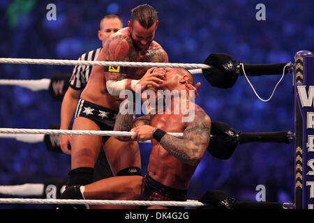 3. April 2011 - Rechen Atlanta, Georgia, USA - CM PUNK die Augen von Randy Orton bei Wrestlemania. (Kredit-Bild: © Matt Roberts/ZUMAPRESS.com) Stockfoto