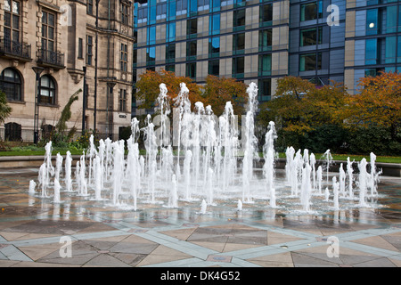 WASSERSPEIER IM GARTEN FÜR DEN FRIEDEN SHEFFIELD ENGLAND Stockfoto