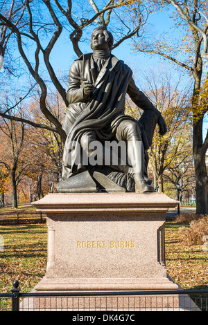 Statue von Robert Burns im Central Park im Herbst. New York, USA Stockfoto