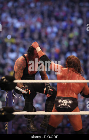 3. April 2011 - Schläge Atlanta, Georgia, USA - TRIPLE H entfernt an den Undertaker bei Wrestlemania. (Kredit-Bild: © Matt Roberts/ZUMAPRESS.com) Stockfoto