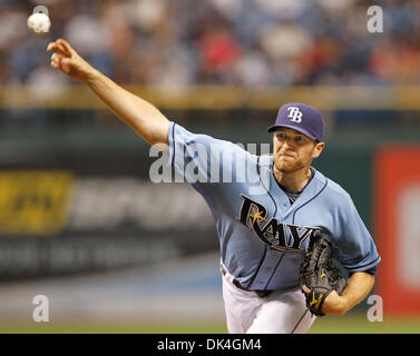 3. April 2011 - St. Petersburg, FL, USA - JAMES BORCHUCK |   Times.SP 335878 BORC rays (03.04.11) (St. Petersburg, FL) Wade Davis liefert in der siebten während der Strahlen-Spiel gegen die Baltimore Orioles im Tropicana Field Sonntag, 3. April 2011.   [JAMES BORCHUCK Mal] (Kredit-Bild: © St. Petersburg Times/ZUMAPRESS.com) Stockfoto