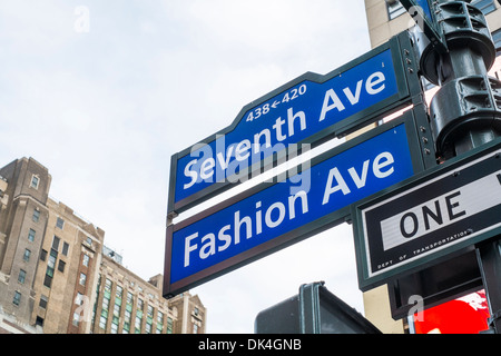 NEW YORK, USA - 23 NOVEMBER: Seventh Avenue und Fashion Avenue Straßenschilder. 23. November 2013 in New York. Stockfoto