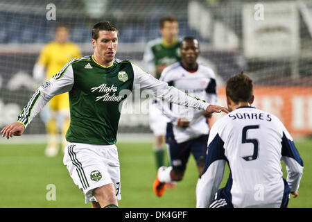 3. April 2011 - Foxborough, Massachusetts, treibt USA - Portland Timbers vorwärts Kenny Cooper (33) den Ball vorbei New England Revolution Verteidiger AJ Soares (5) in der ersten Hälfte des Spiels zwischen der New England Revolution und die Portland Timbers.  Die New England Revolution gebunden Portland Timbers 1 - 1. (Kredit-Bild: © Mark Box/Southcreek Global/ZUMAPRESS.com) Stockfoto