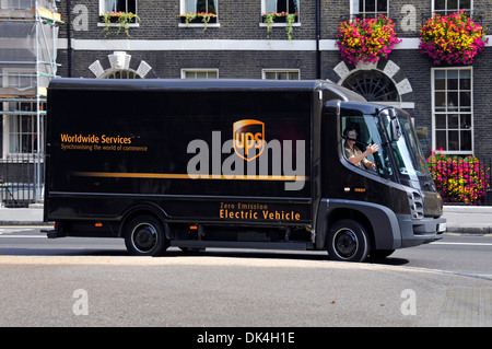 United Parcel Service van UPS Null Emission elektrischer Lieferwagen & Fahrer in London UK Olympia Logo entfernt Sponsor - siehe original Alamy BT2P18 Stockfoto