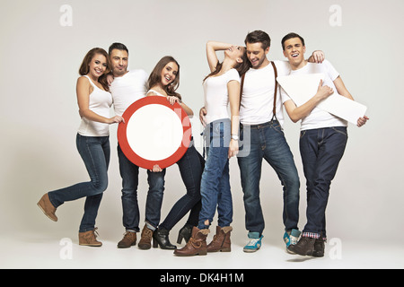 Gruppe junger Freunde in ausgefallenen Pose lachen Stockfoto