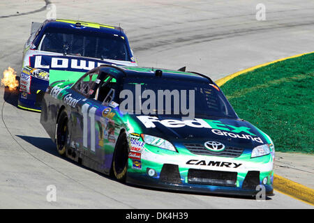 3. April 2011 - Martinsville, Virginia, Vereinigte Staaten von Amerika - Sprint-Cup-Serie Treiber kommt Denny Hamlin (11) aus der Kurve vier mit Nextel Cup Fahrer Jimmie Johnson (48) auf den Fersen. Kevin Harvick gewinnt die 62. jährliche Veranstaltung mit einer Ladung spät zwei Runde über Dale Earnhardt Jr. (Credit-Bild: © Jim Dedmon/Southcreek Global/ZUMAPRESS.com) Stockfoto