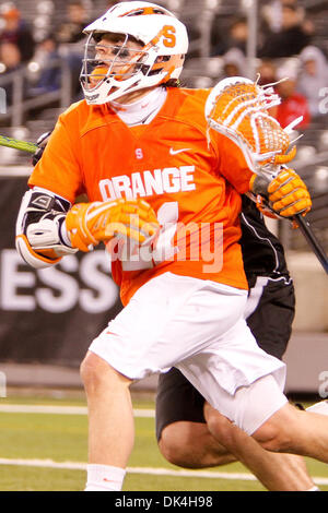 3. April 2011 - East Rutherford, New Jersey, USA - Syracuse Orange Angreifer Tim Desko (21) in Lacrosse Aktion gegen die Duke Blue Devils während der Konica Minolta Big City Classic in The New Meadowlands Stadium in East Rutherford, NJ. Syrakus besiegt Herzog 13-11. (Kredit-Bild: © Debby Wong/Southcreek Global/ZUMAPRESS.com) Stockfoto