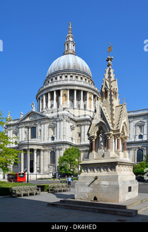 Victorian St. Lawrence and Mary Magdalene Drinking Fountain ein denkmalgeschütztes Gebäude gegenüber der berühmten historischen Grade I St. Pauls Cathedral, London, Großbritannien Stockfoto