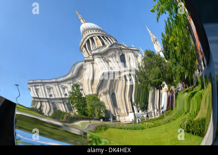 Reflexion der St. Pauls Kathedrale in ornamentalen polierte Kugel verzerrt Stockfoto