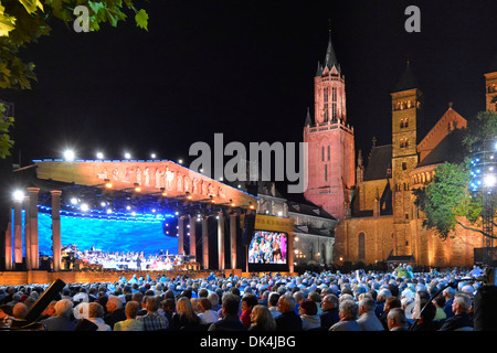 Maastricht Vrijthof Square voller Haus Publikum André Rieu spielt Sommerabendmusik Konzert blaue Flutlichter und zwei Flutlichter historische Kirchen EU Stockfoto