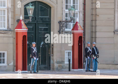 Die Wachablösung vor dem Schloss Amalienborg in Kopenhagen, Dänemark Stockfoto