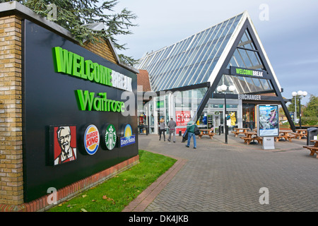 M11 Motorway Services Einrichtungen große Werbeunternehmen für Wandpaneele, die innerhalb der Welcome Break Birchanger Green Website in Essex England, Großbritannien, gehandelt werden Stockfoto