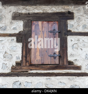 Alte Holzfenster mit Fensterläden Stockfoto