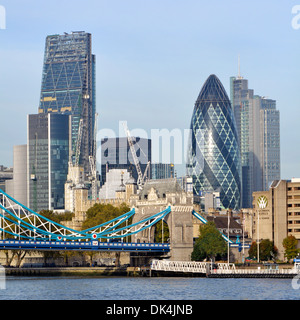 Skyline von London mit neuem Cheesegrater Wolkenkratzer-Wahrzeichen, das sich über dem Gherkin-Gebäude im Square Mile Finanzviertel England UK erhebt Stockfoto