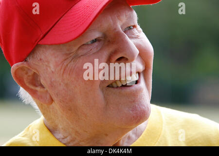 7. April 2011 - Palm Harbor, FL, USA - JIM DAMASKE |   Times.NP 336954 DAMA softball 2 (PALM HARBOR 07.04.11) Highland Seen Softball Team Manager Larry Marentette. Er begann das Team im Jahr 1986.     [JIM DAMASKE, mal] (Kredit-Bild: © St. Petersburg Times/ZUMAPRESS.com) Stockfoto