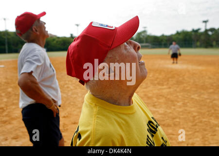 7. April 2011 - Palm Harbor, FL, USA - JIM DAMASKE |   Times.NP 336954 DAMA softball 3 (PALM HARBOR 07.04.11) Highland Seen Softball Team Manager Larry Marentette hält seine Augen auf eine Pop-Fliege. Er begann das Team im Jahr 1986.     [JIM DAMASKE, mal] (Kredit-Bild: © St. Petersburg Times/ZUMAPRESS.com) Stockfoto