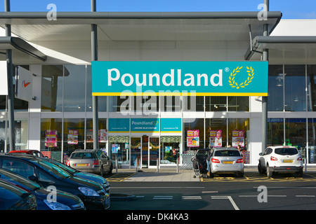 Poundland Store Ladenfront im Junction Retail Park eigener kostenloser Parkplatz in der Nähe des bestehenden ursprünglichen Thurrock Lakeside Einkaufszentrums Essex England UK Stockfoto