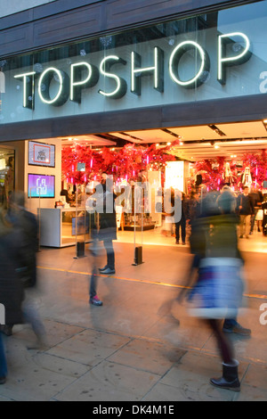 Topshop Oxford Street Store Eingang Shopper außen und innen Stockfoto