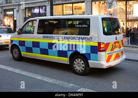 Straßenszene Britische Regierung Innenministerium Immigration Enforcement People Carrier Van in Regent Street West End von London England Großbritannien Stockfoto