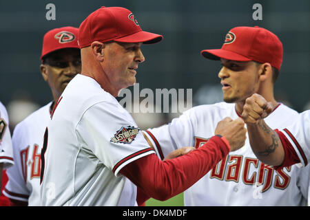 8. April 2011 - Phoenix, Arizona, USA - Arizona-Diamantmarkierungen Manager Kirk Gibson grüßt sein Team während ihrer Heimat Auftaktspiel gegen die Cincinnati Reds. Die Diamondbacks besiegte die Reds 13-2 im ersten von insgesamt drei Spielserie im Chase Field. (Kredit-Bild: © Chris Pondy/Southcreek Global/ZUMAPRESS.com) Stockfoto