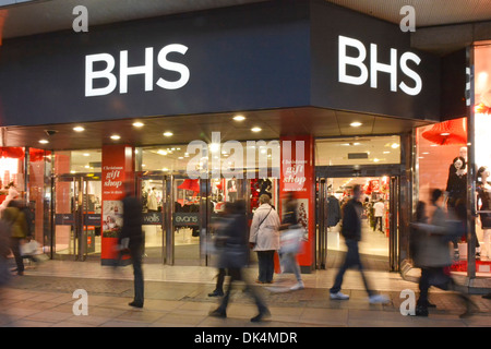 Abend-Shopper außerhalb BHS speichern Eingang in der Oxford Street Stockfoto