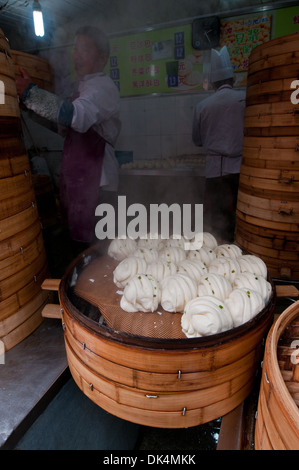 Knödel (gedämpfte Brötchen Xiaolongbao genannt) auf Lebensmittelmarkt in der Altstadt (Nanshi), Shanghai, China Shanghai Stockfoto