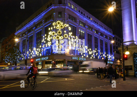 Weihnachten Flutlichter Weihnachten Nachtlichter Marken und Spencer Store Gebäude Ecke Oxford Street Baker Street M&S Einkaufszentrum London, Großbritannien Stockfoto
