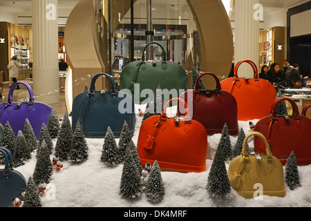 Weihnachten-Schaufenster display mit Louis Vuitton Townhouse Abschnitt & heben Sie im Kaufhaus Selfridges gesehen von Pflaster Stockfoto