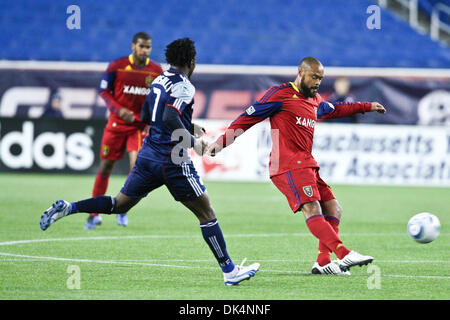 9. April 2011 - Foxborough, Massachusetts, USA - Real Salt Lake Mittelfeld Robbie Russell (3) kickt den Ball Weg von New England Revolution Mittelfeldspieler Kenny Mansally (7) in der zweiten Hälfte des Spiels.  Real Salt Lake besiegten die New England Revolution 2 - 0. (Kredit-Bild: © Mark Box/Southcreek Global/ZUMAPRESS.com) Stockfoto