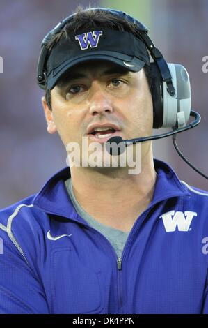 2. Dezember 2013 - hat USC Steve Sarkisian als ihren neuen Cheftrainer engagiert. Sarkisian ist ein ehemaliger USC-Assistent. Bild: 2. Oktober 2010 - Los Angeles, Kalifornien, USA - Head Coach STEVE SARKISIAN der Washington Huskies bei einem 32-31-Sieg über den USC Trojans an der Los Angeles Memorial Coliseum. Stockfoto