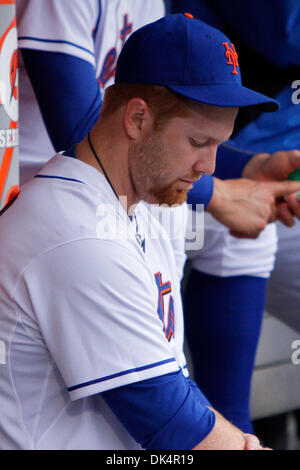 10. April 2011 - reagiert Corona, New York, USA - New York Mets Entlastung Krug Blaine Boyer (23) auf ein drei-Run-Homerun gegen die Washington Nationals im Citi Field in Corona, New York aufzugeben. Washington Nationals besiegten die New York Mets 7-3 in 11 Innings. (Kredit-Bild: © Debby Wong/Southcreek Global/ZUMAPRESS.com) Stockfoto