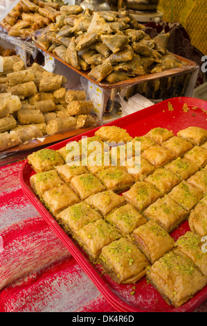 Traditionelle frische marokkanische Kekse auf einem silbernen Tablett